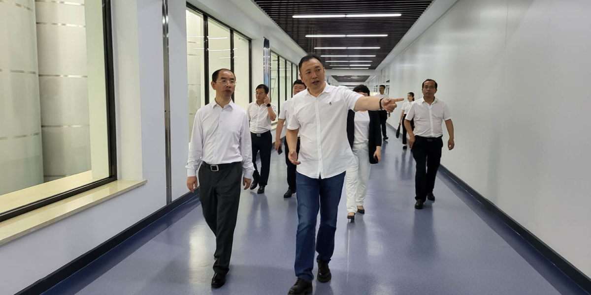 吉大二院派出醫(yī)院最頂尖的國家級、省級優(yōu)勢學(xué)科帶頭人專家團(tuán)隊在縣委副書記、縣長金桂英的陪同下蒞臨好記公司參觀